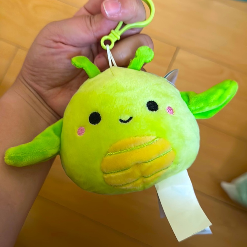 (NWT) Pilar the grasshopper squishmallow clip